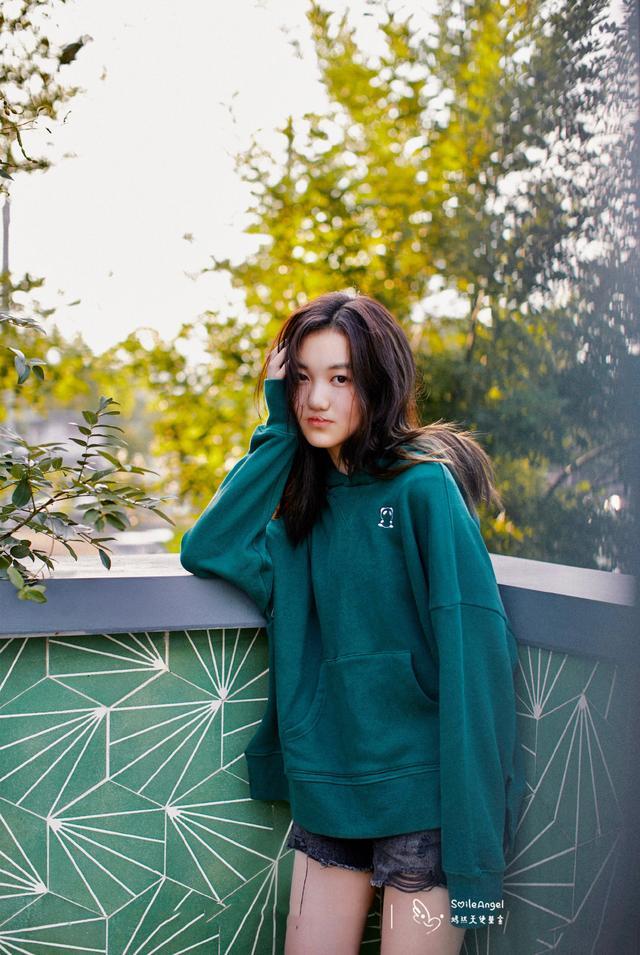 14岁李嫣晒长腿写真嘴角可见手术痕迹太成熟似足妈妈王菲神韵