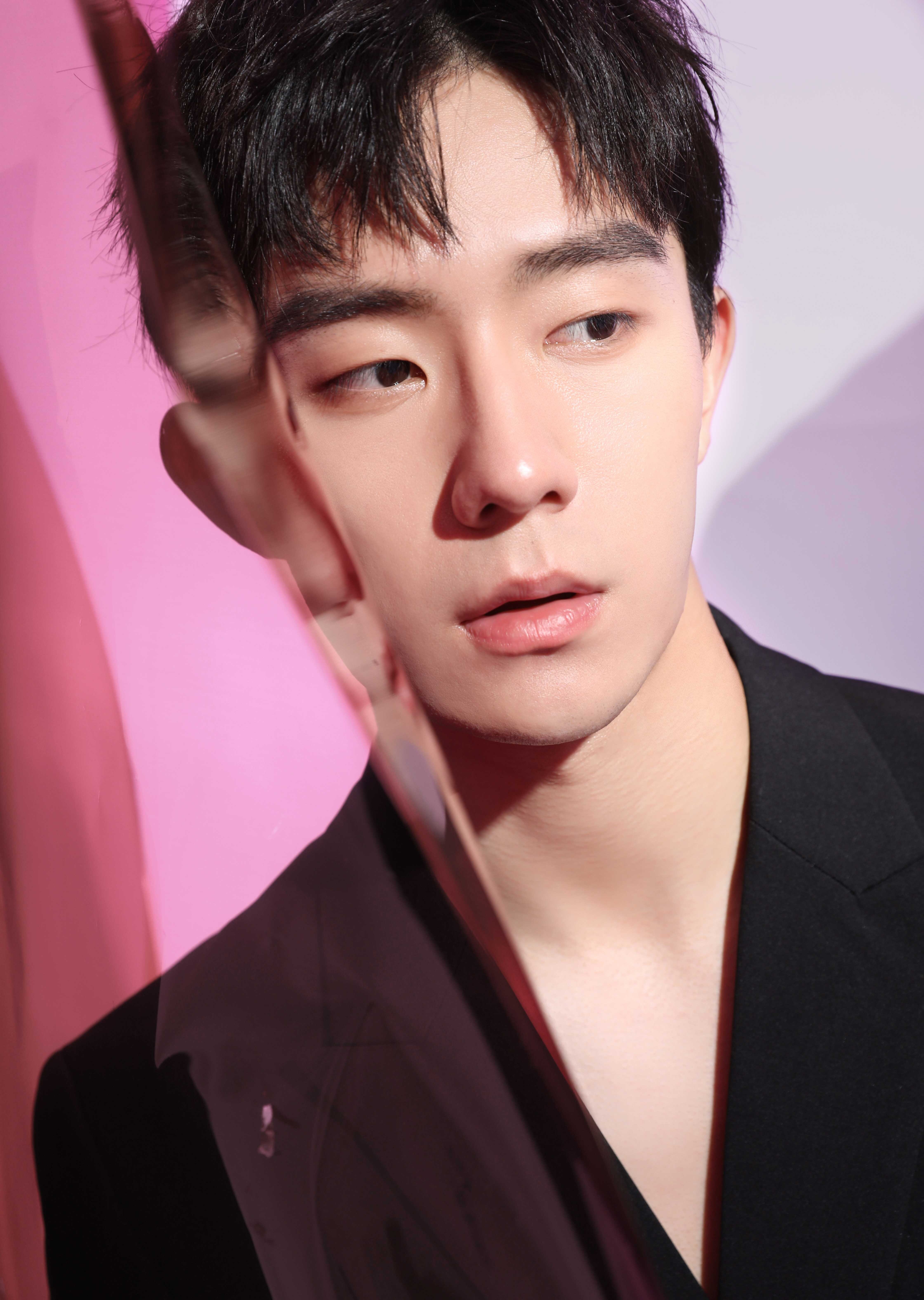 有所思火苗摇曳间彰显演员多面魅力郑好闭目沉思郑好嘴角噙笑眉目如画