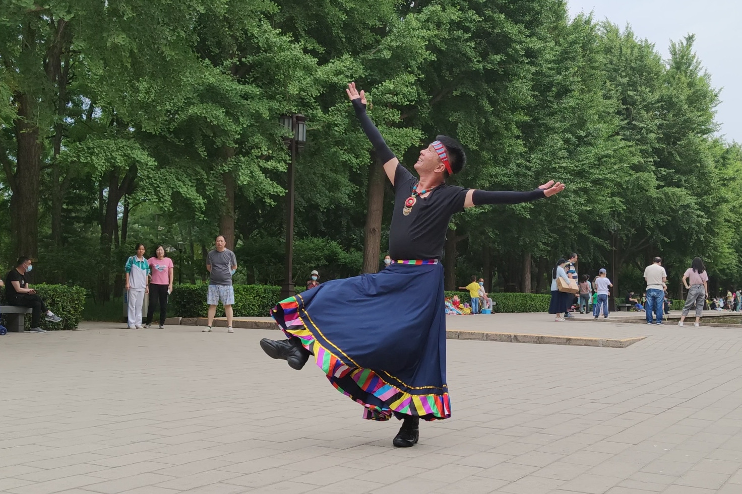 广场舞《家园》歌曲好听，大叔跳得太棒了，好听好看
