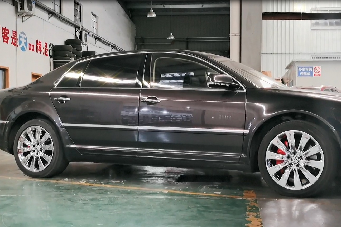 大众辉腾原车烤漆轮毂改镜面电镀白卡钳改大红色烤漆