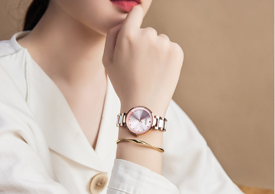 从众多时尚石英表中挑了些价廉貌美适合女生戴的手表分享给你们