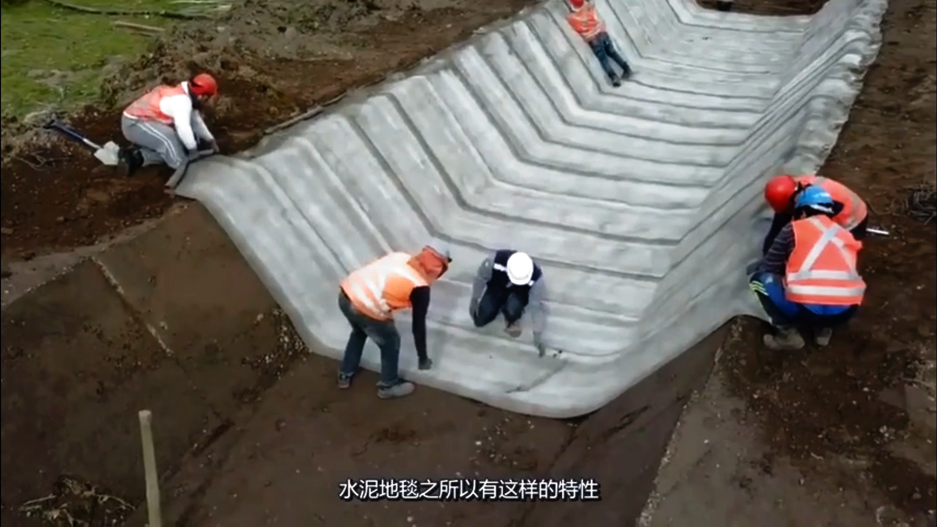 国内一大叔发明的水泥毯，铺上浇水后变成一堵墙