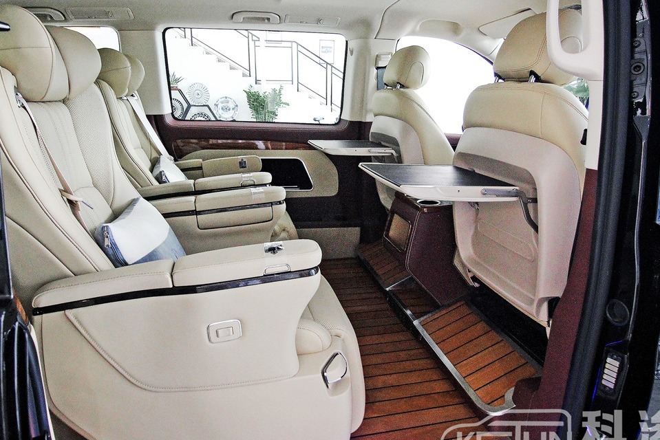 2020新款奔驰威霆高端MPV，七座无隔断尊尚版高清视频