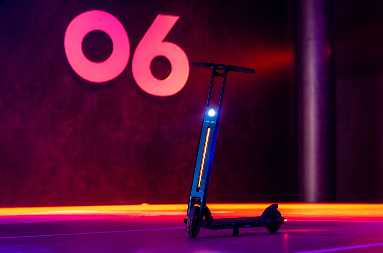 领克04来了,竟然是与ninebot九号联名款电动滑板车,还能1秒折叠__凤凰