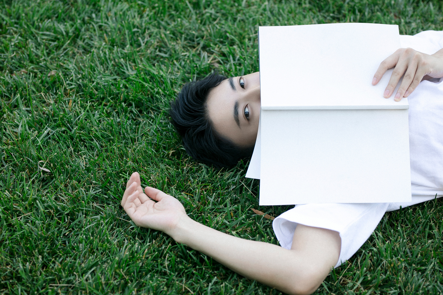 张博涵草地写真曝光02上演眼神杀深邃迷人