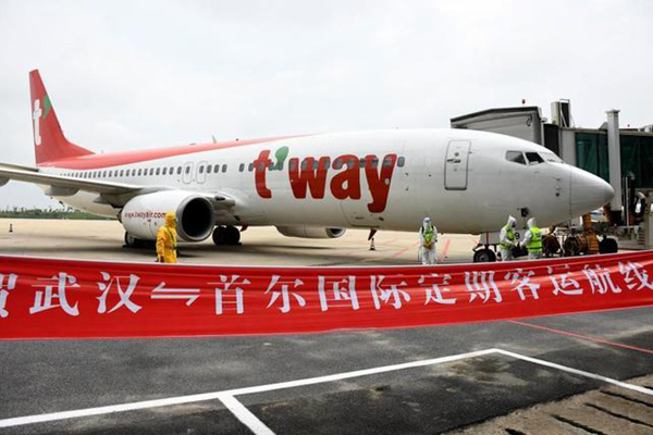 德威航空公司执飞的波音b737-800客机搭载着60名乘客,降落在武汉天河