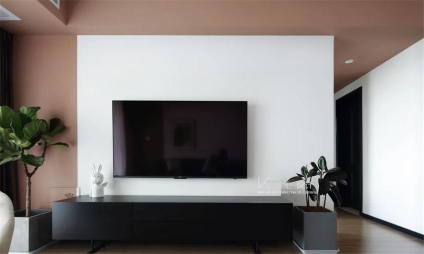 正面的电视墙同样如此, 通过色块区分出了属于电视的单独区域 餐厅