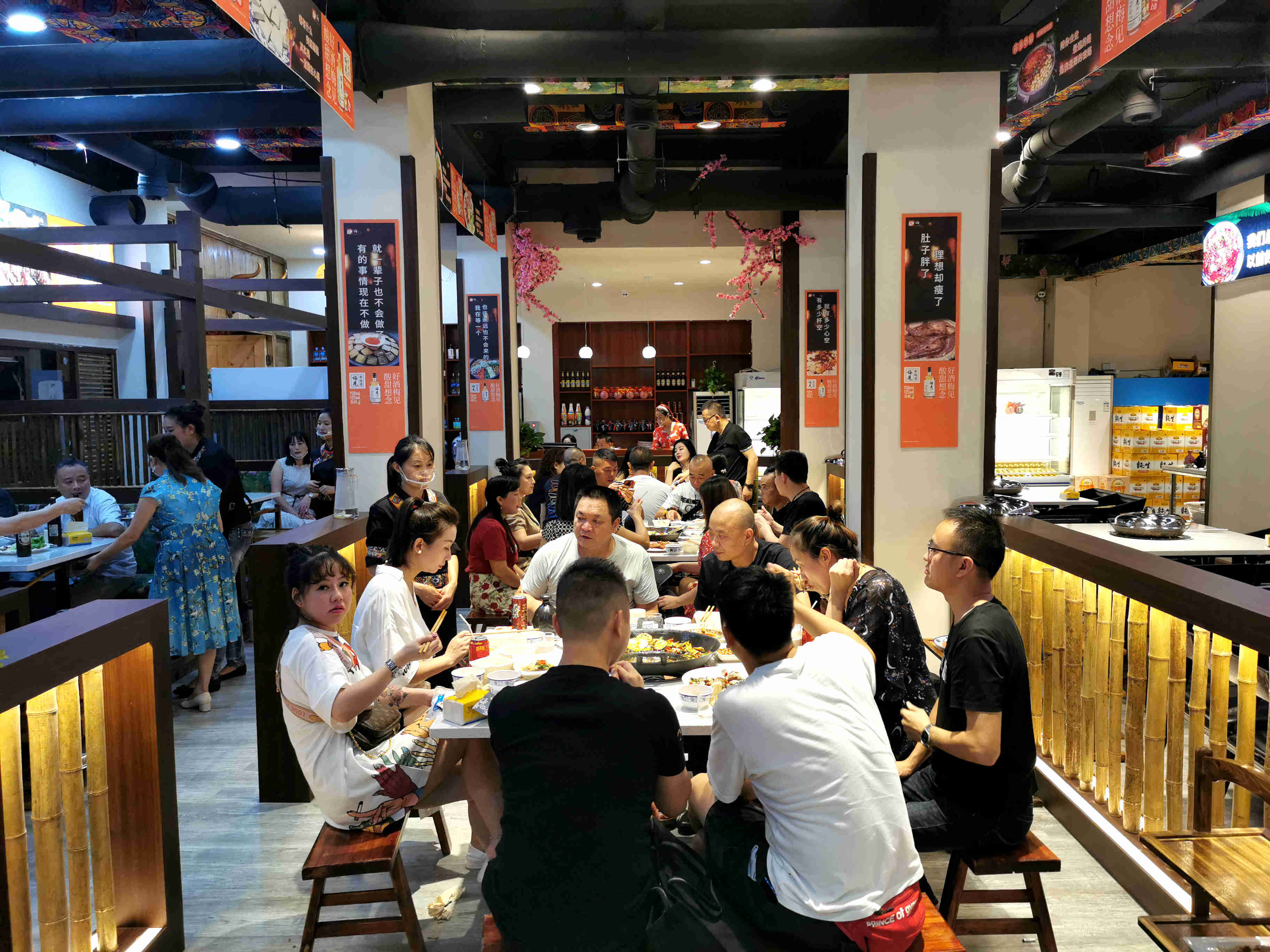 90后妹纸创业开烙锅餐饮店,只图实在求人气__凤凰网