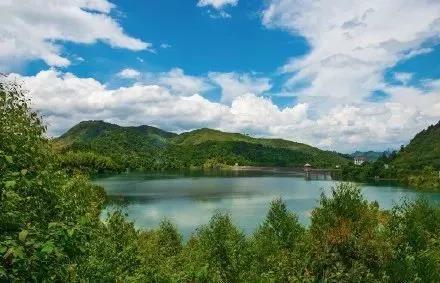 不如泛舟湖上,享受大自然赐予的惬意时光.