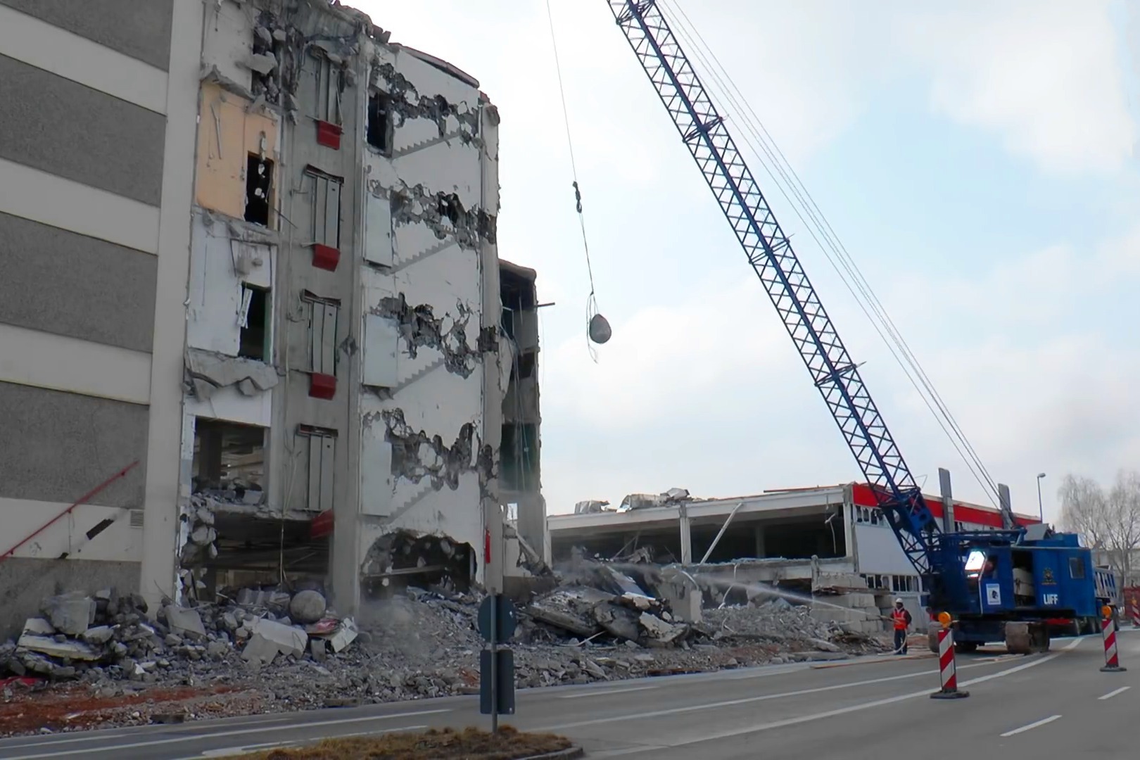 拆房子的流星锤用力一挥钢结混凝土的大楼就塌了太厉害了