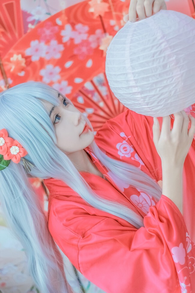 cos和服纱雾红色背景搭配银色长发