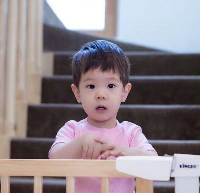 嗯哼都7岁啦,一家三口温馨过生日,霍思燕一身蓝色礼服超美