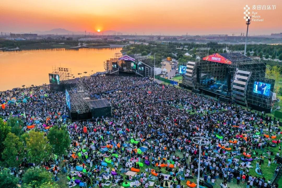 凤凰视频丨5万人狂欢盛宴淄博麦田音乐节点燃金秋