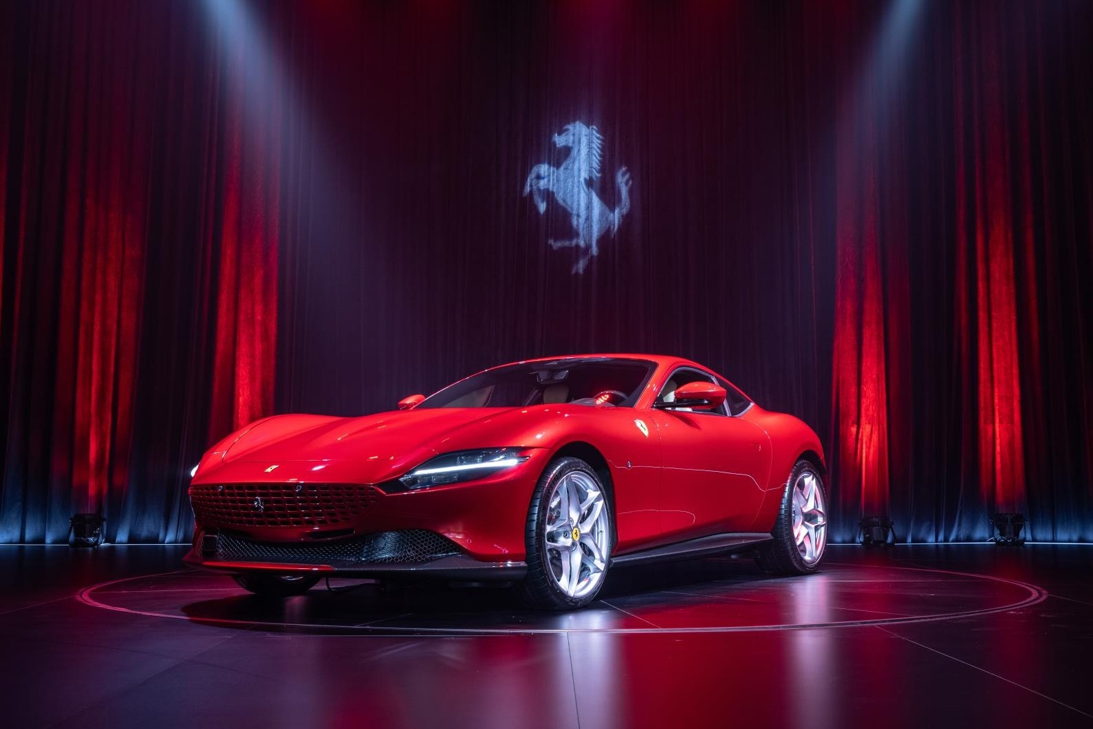 极速与优雅的融合静态实拍法拉利roma