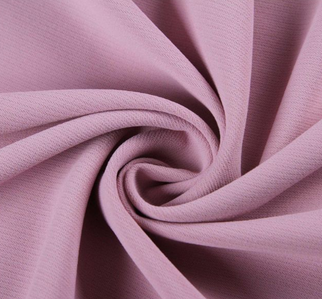 真丝真丝有吸光的性能,看上去顺滑不起镜面,光泽幽雅柔和,呈珍珠光亮