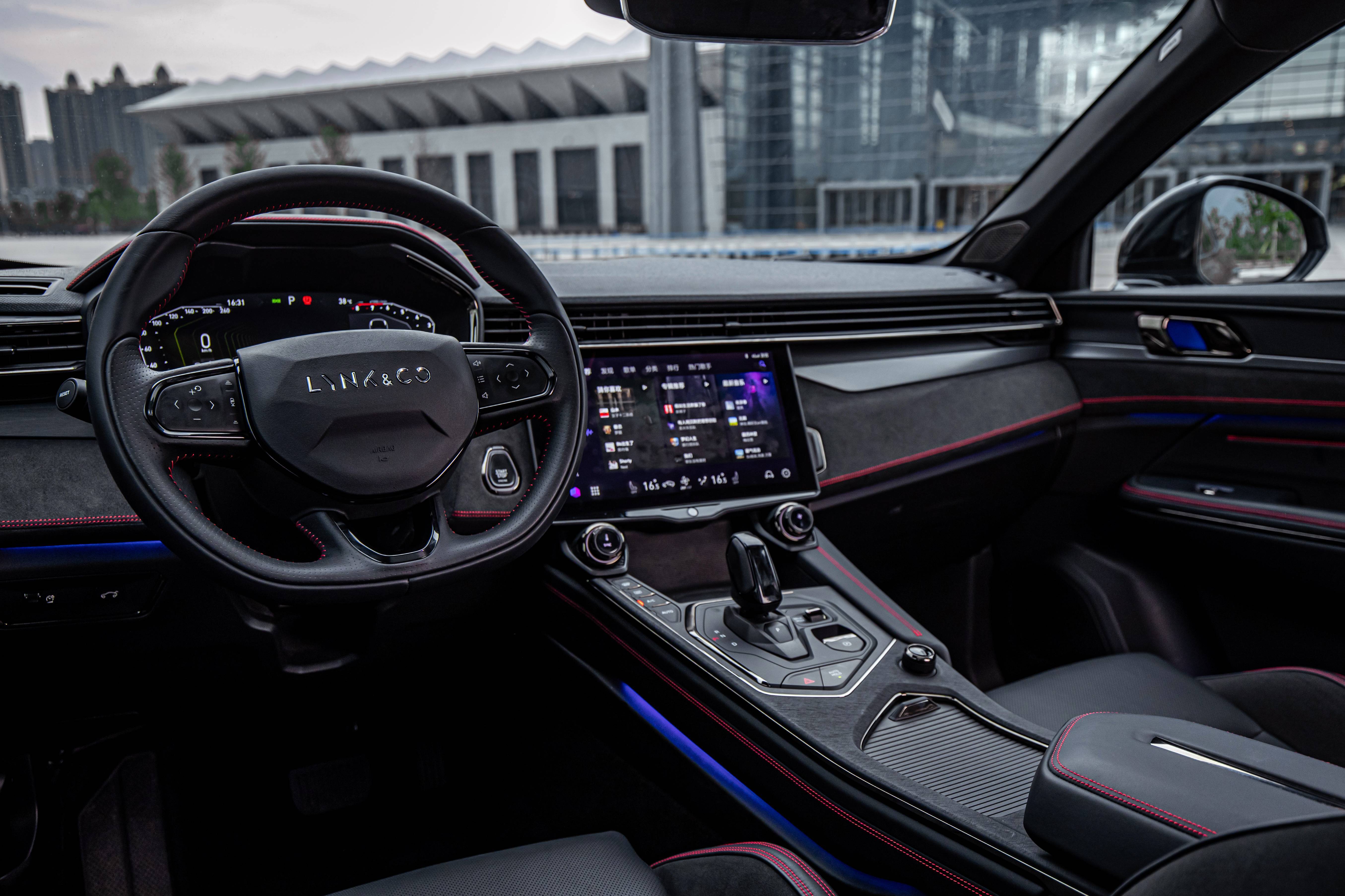 内饰的质感要比领克一贯的高水平还要再高一点,用的材质以及做工都