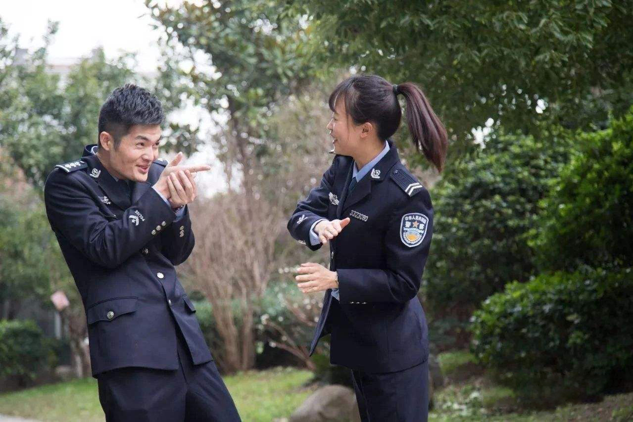 型男＂变＂警男＂】大马华裔帅哥男模走下T台，跻身警界为民服务！成为一个最帅的警察！！ 网民：我要去报警了！
