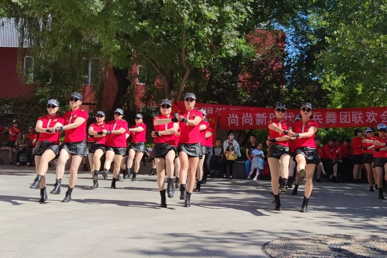 尚尚广场舞《捉泥鳅》伦巴版，旋律优美，舞步整齐