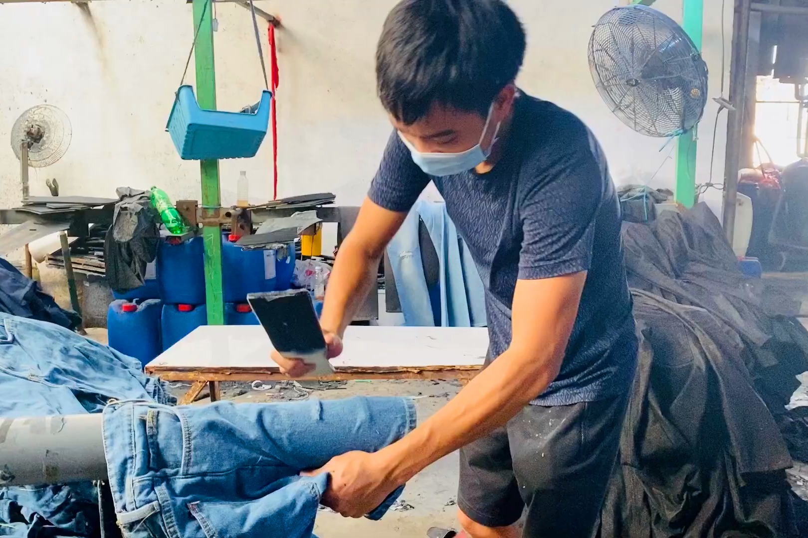 带你走进工厂，看看牛仔裤的破洞，是如何做出来的