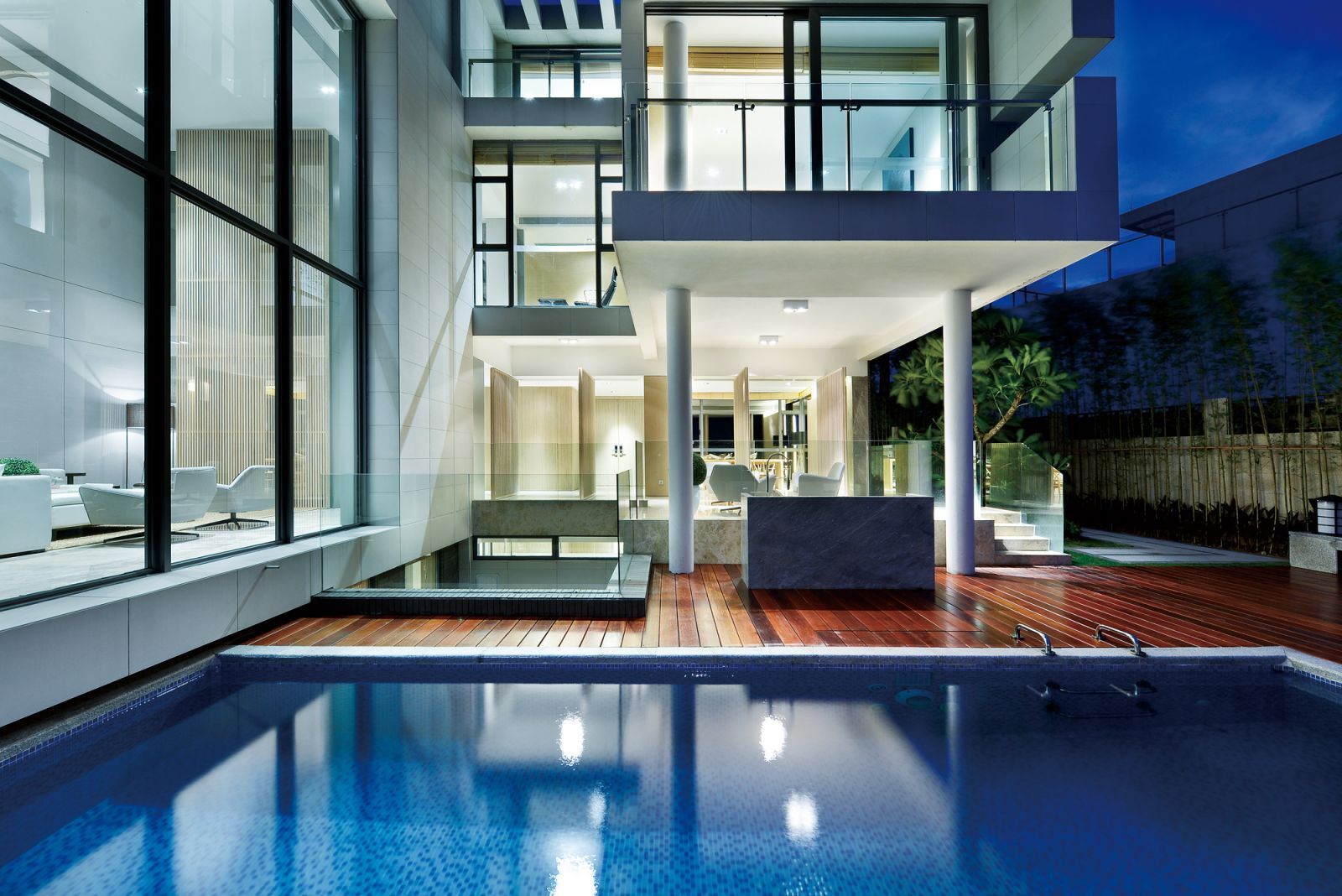 无泳池,不豪宅——8种不同风格的私家泳池,把大海搬回家