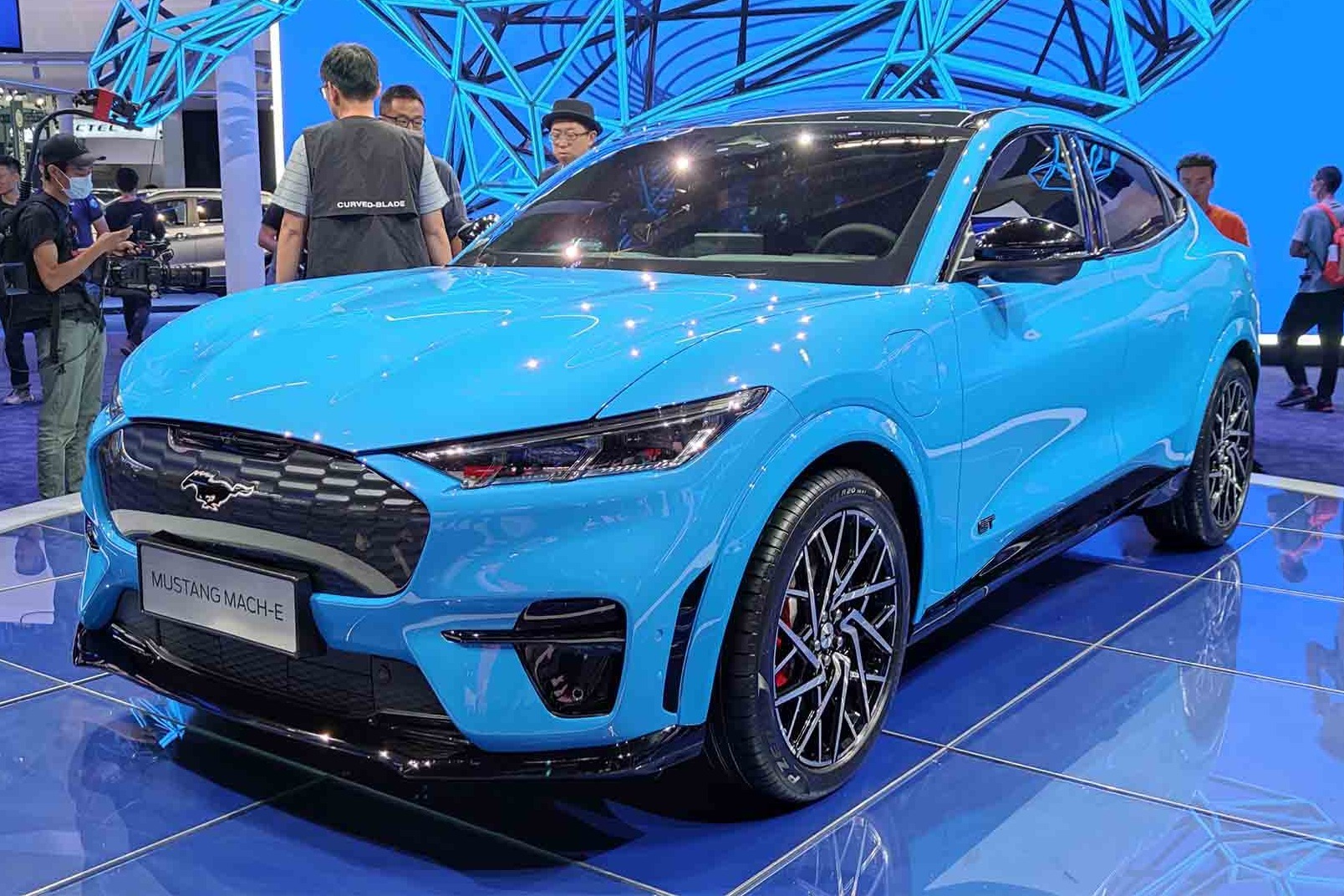 1,这款车就是福特野马旗下的首款纯电suv"mustang mache"这款车的亮相