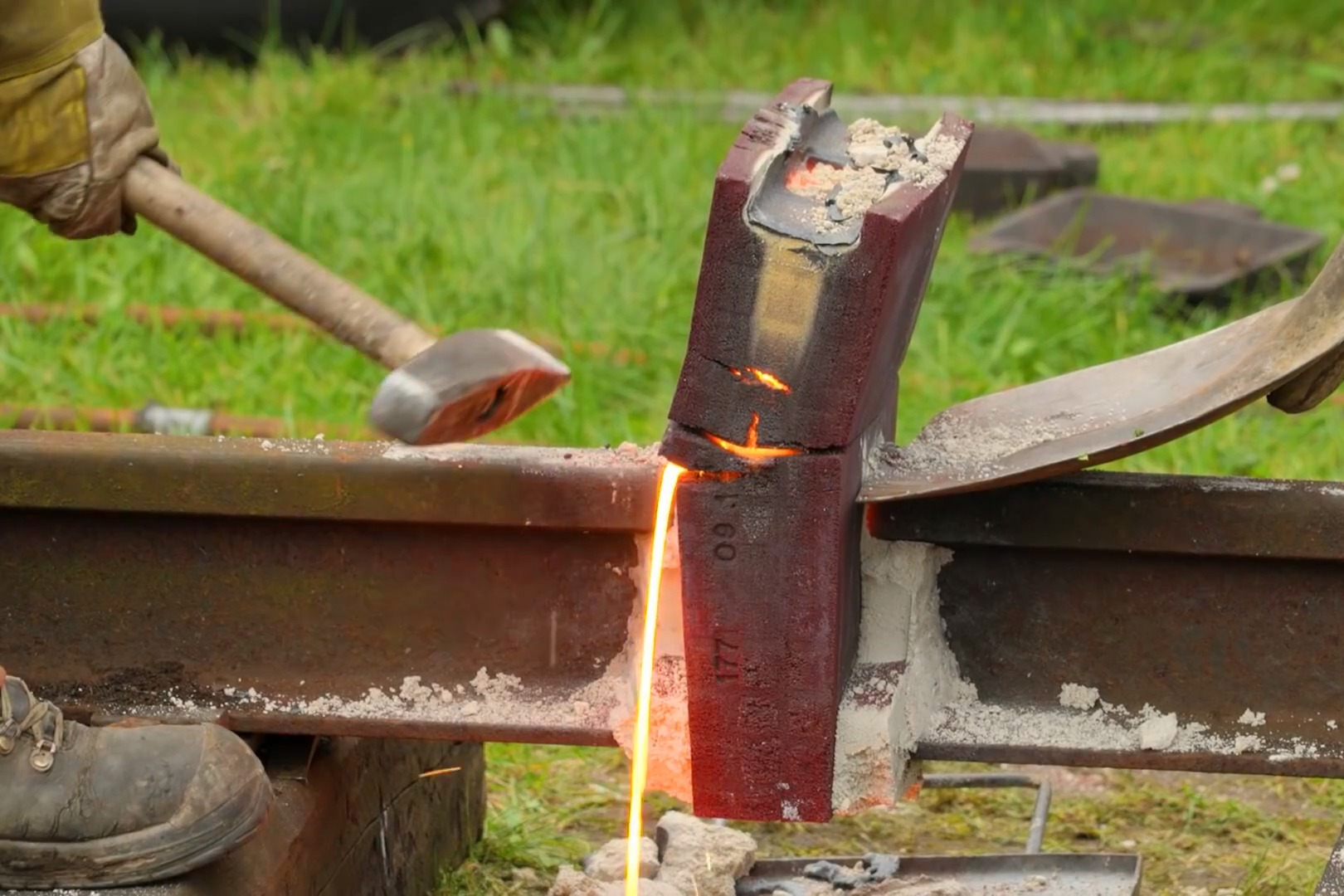 跑火车的钢轨焊接就是这样烧出来的这就是铝热焊