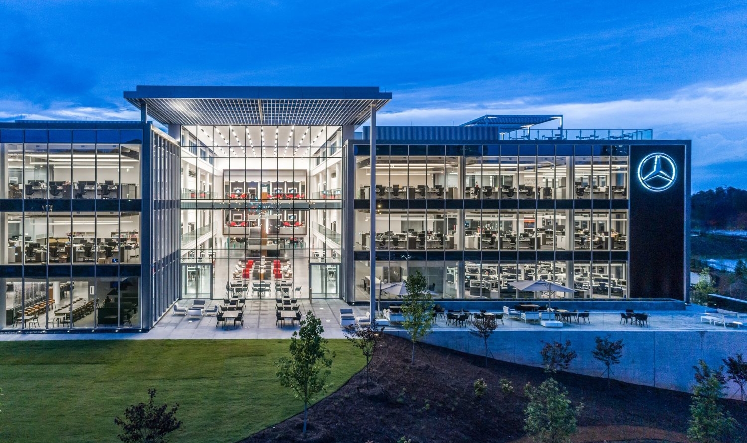 美国奔驰总部办公室设计:由玻璃构筑的几何空间