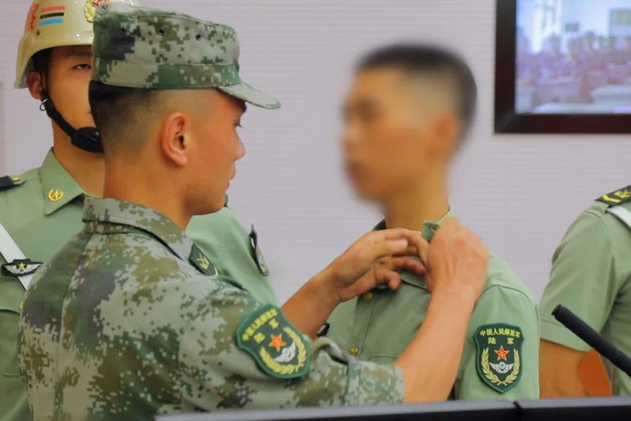 警示！私自购买手机泄密，解放军一战士降衔受处分，提前退出现役