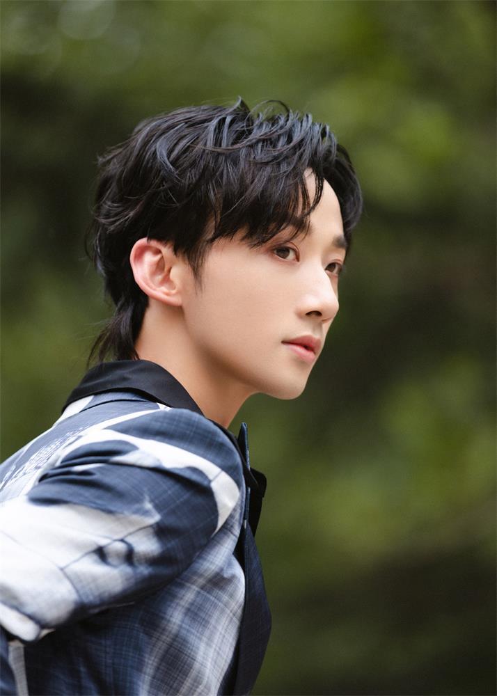 李泊文出席时尚活动 复古优雅尽显成熟魅力 __凤凰网