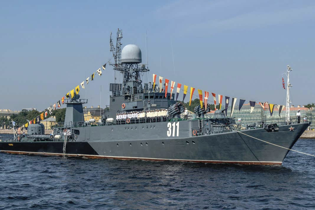 丢大人！俄罗斯军舰装上货船，舰艏红星掉落成货船水手“战利品”