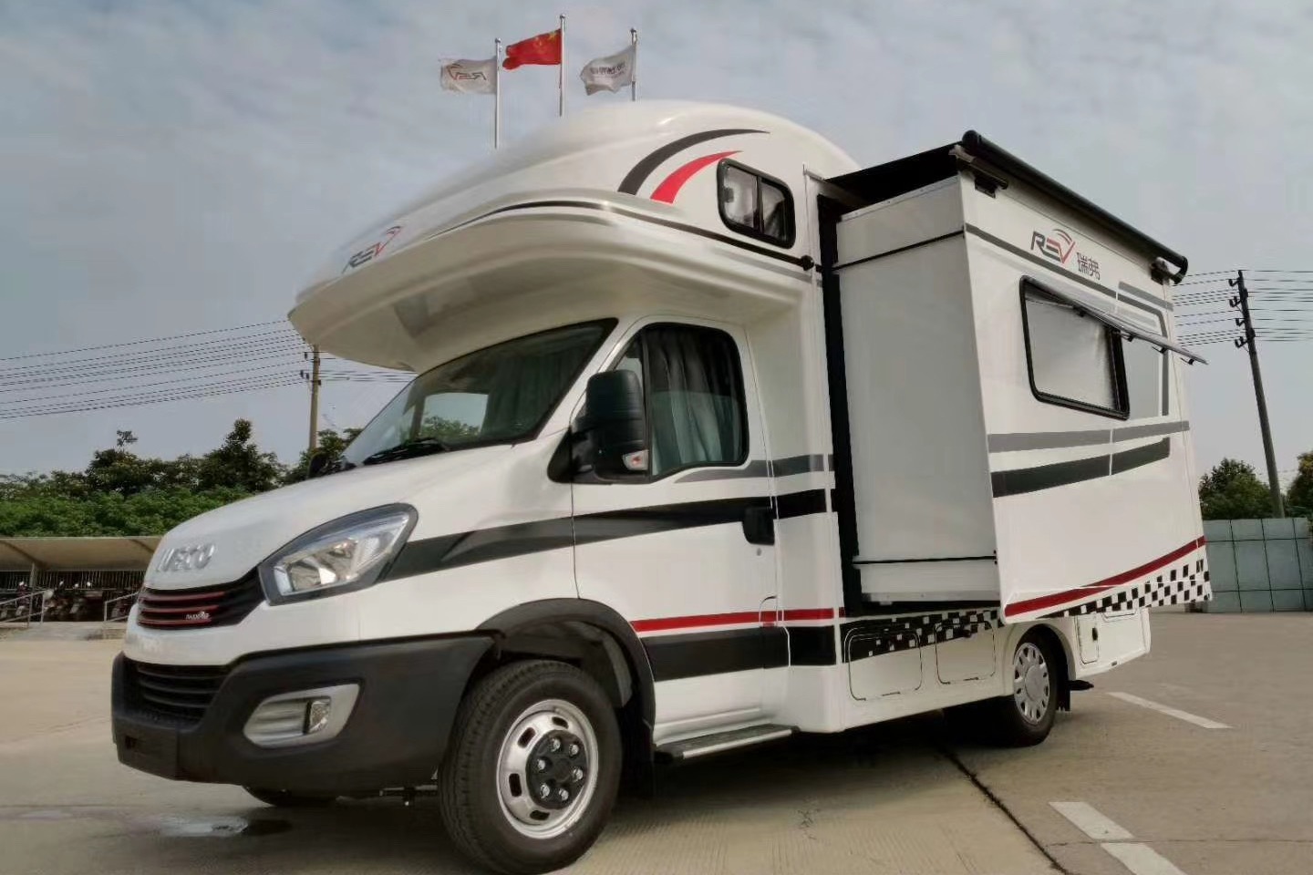 2020款瑞弗依维柯双拓展房车合资品牌新颖设计