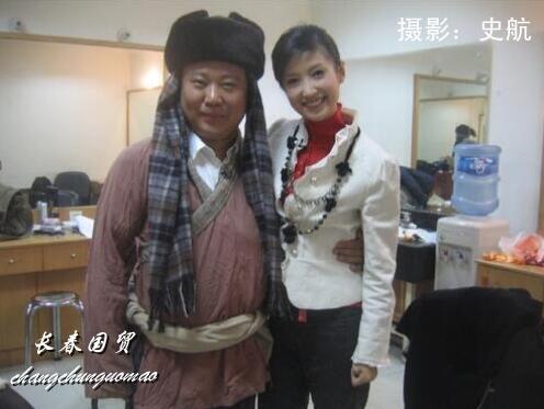 郭德纲与主持人春妮14年前合影照曝光 二人穿戏服对台本严肃认真 凤凰网