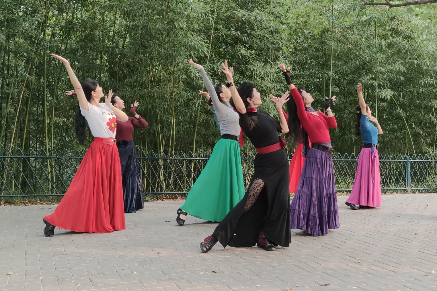 广场舞《秋水伊人》歌好听，杜老师用舞蹈向我们倾诉说不完的话