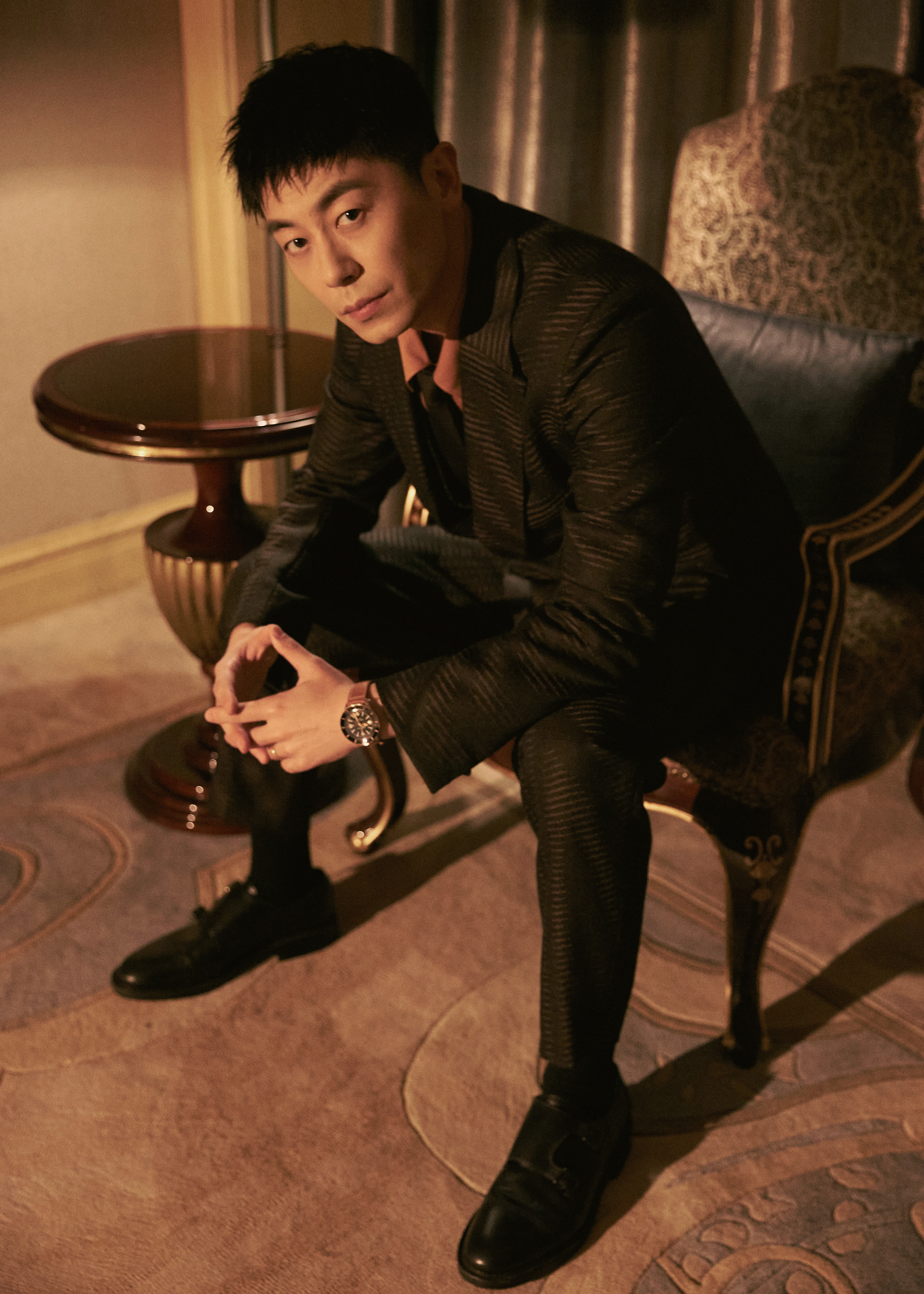 朱亚文云纹西装写真释出 优雅三件套彰显绅士气质_凤凰网娱乐_凤凰网