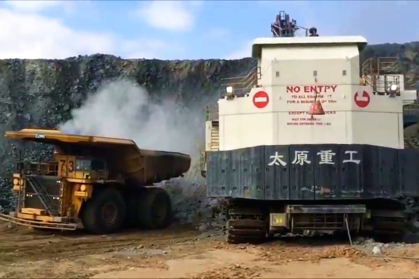 矿区实拍，巨型挖掘机施工现场，一铲斗就能装满一卡车