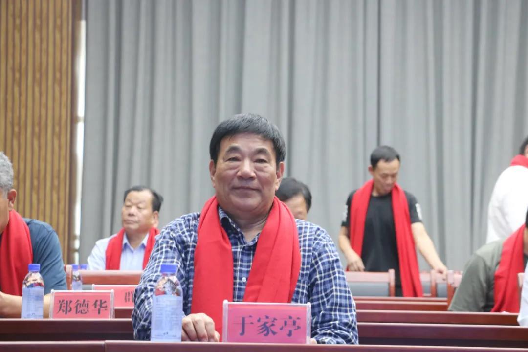 在交流会上,台头镇党委书记贾立生发表了欢迎致辞,向各位嘉宾,乡友