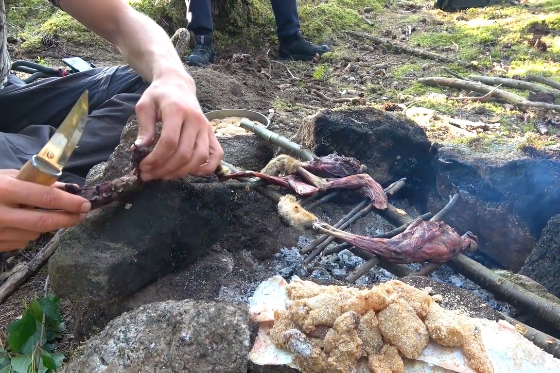 野外生存，抓只兔子烤着吃，这味道实在太棒了