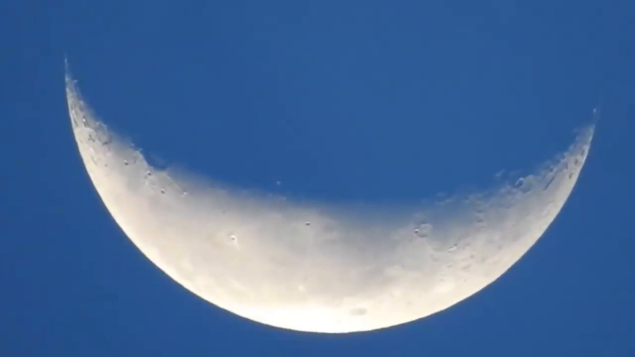 拉近拉近再拉近这就是相机中的月牙看起来很清晰