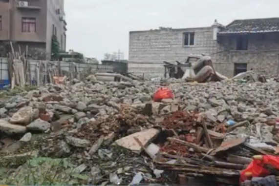 宜春丰城：拆迁留下大量垃圾 多次反应未清理