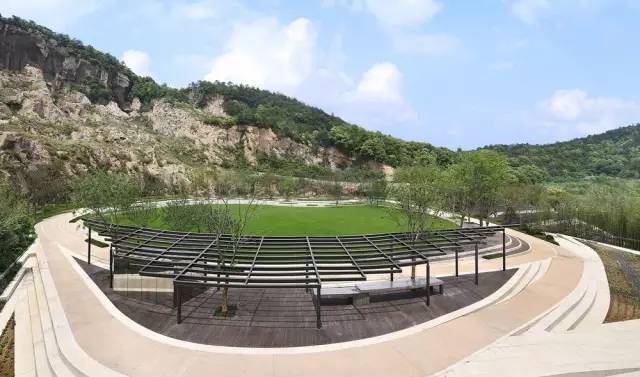 地点:杭州 年:2014 杭州第一个矿坑公园位于杭州良渚文化村的南部.