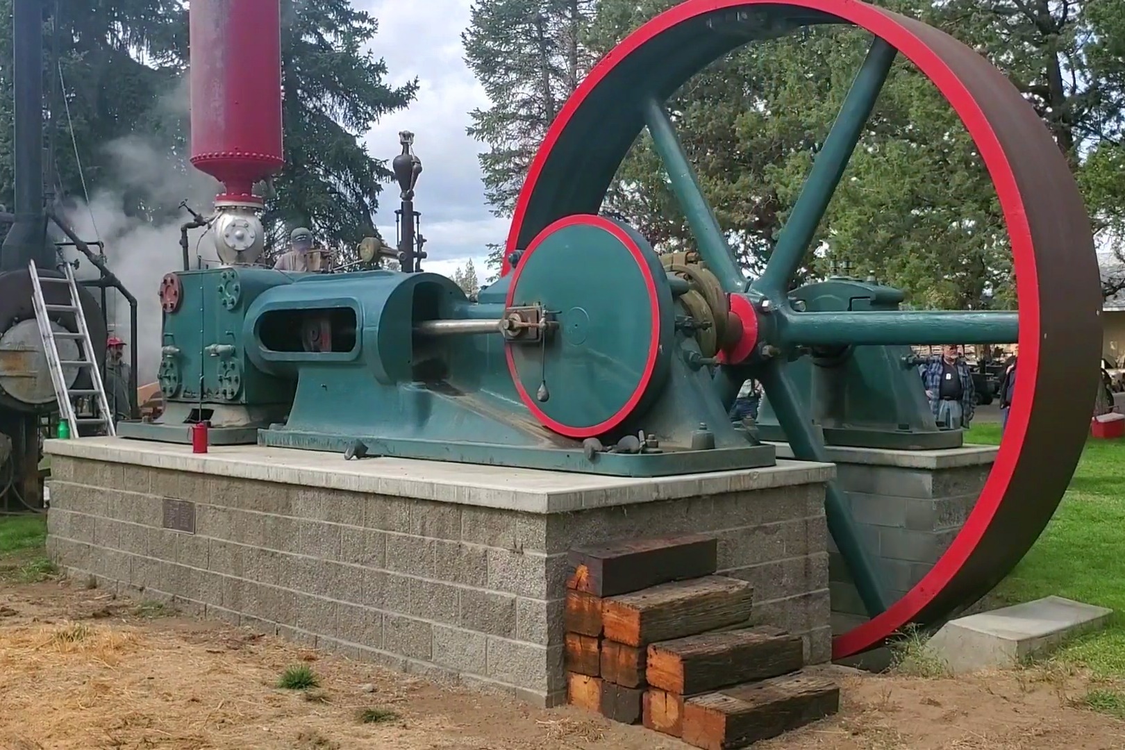 启动一台老旧的蒸汽机，听声音还是那么的铿锵有力！