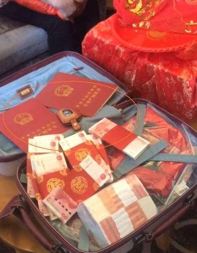 大衣哥儿子婚后带妻子回家,被问娶到漂亮新娘显害羞