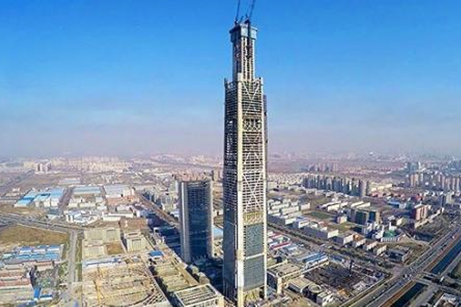 458米重庆在建第一高楼封顶！中国建筑刷新山城天际线丨锚定目标再加力