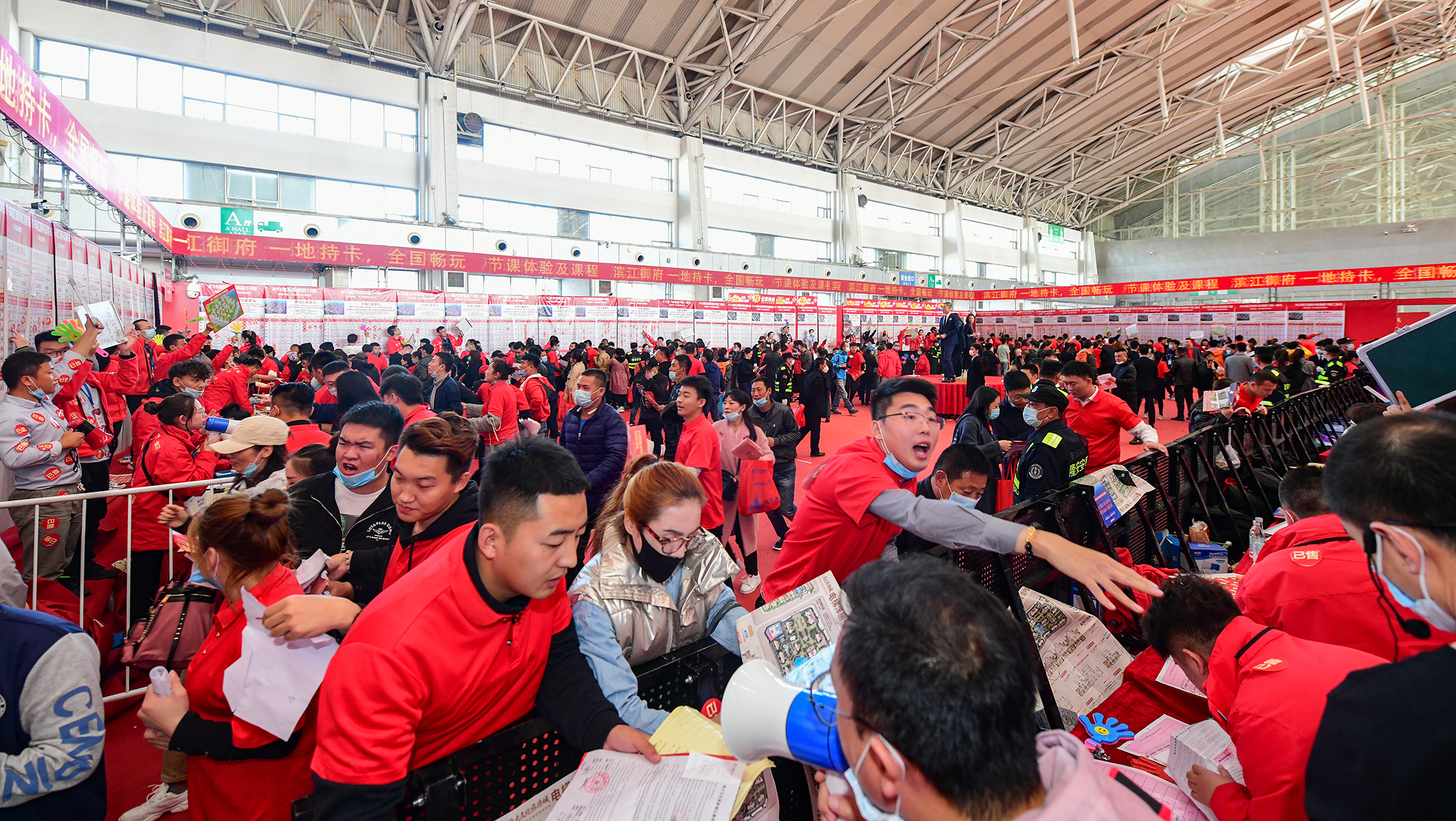 5万人排队抢购半天热销20亿