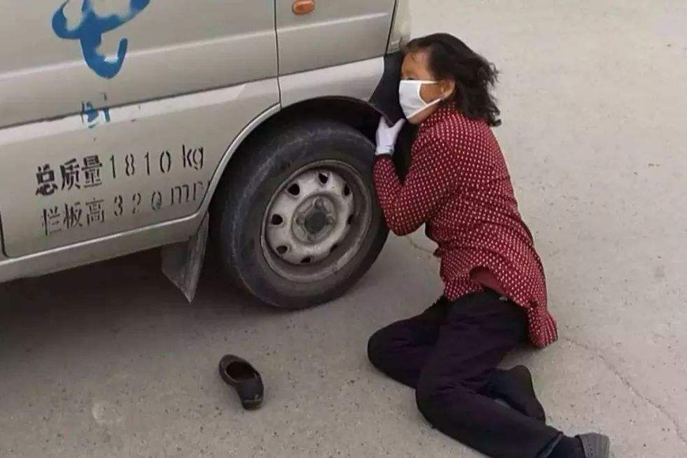 开车遭“碰瓷”别紧张，用这三句话，对方很容易被吓跑