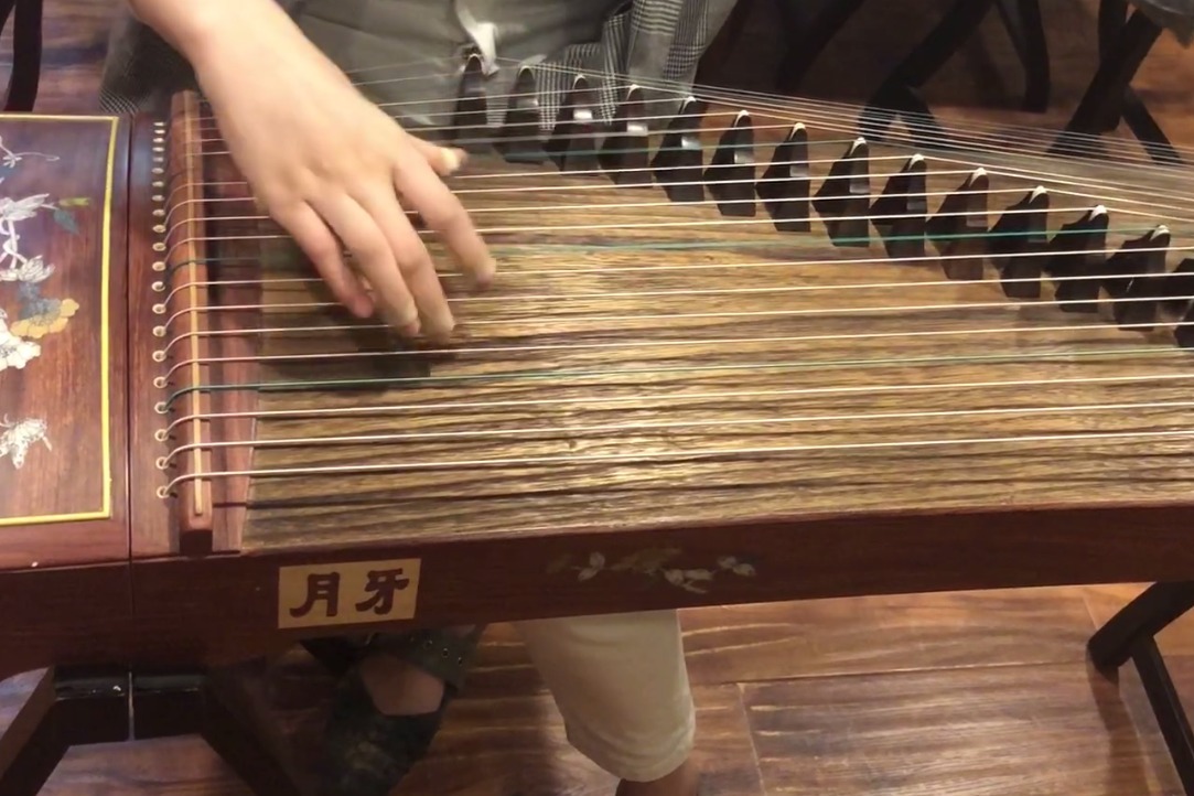 古筝弹奏《浏阳河》月牙古筝的完美音色搭配经典曲，听醉了_凤凰网视频_凤凰网