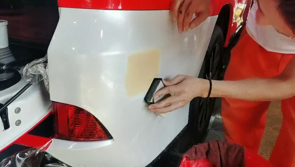 黑色奔驰车划痕补漆点喷技术巧修补