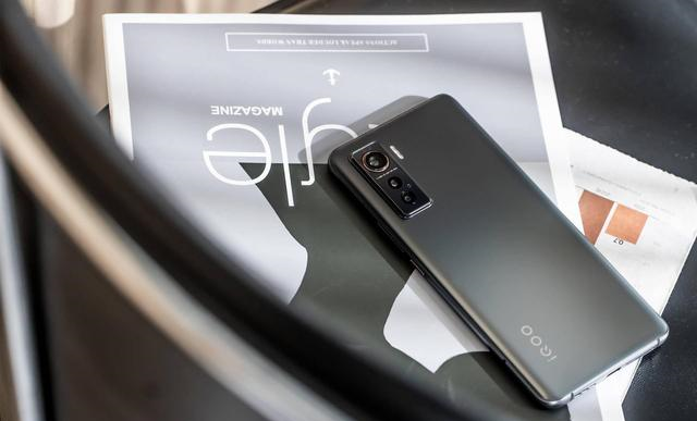 一流电竞体验,十一长假用iqoo 5g手机宅家玩游戏更爽