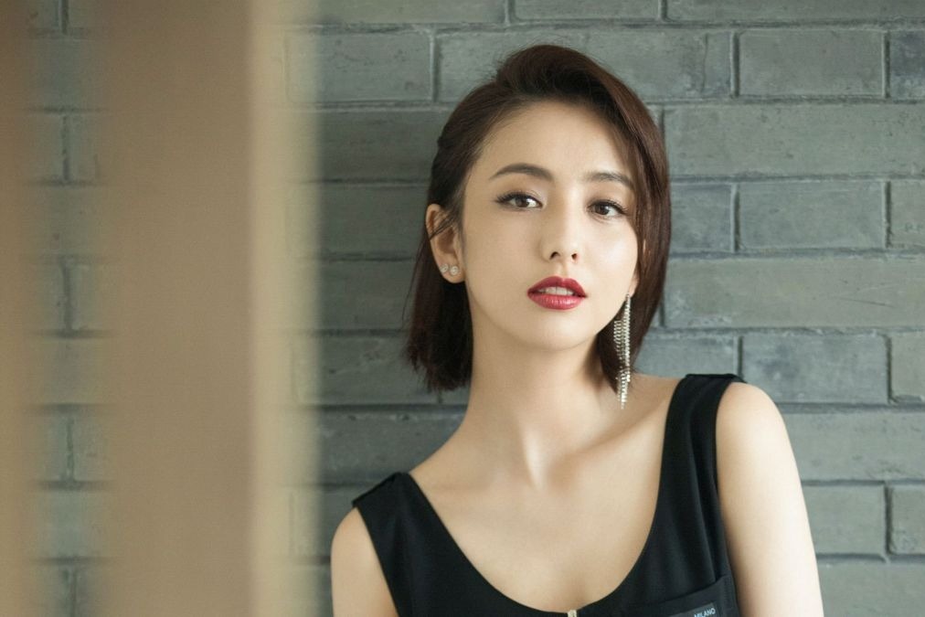 痛快回应牵手事件的佟丽娅，没离婚，但活成了大女主