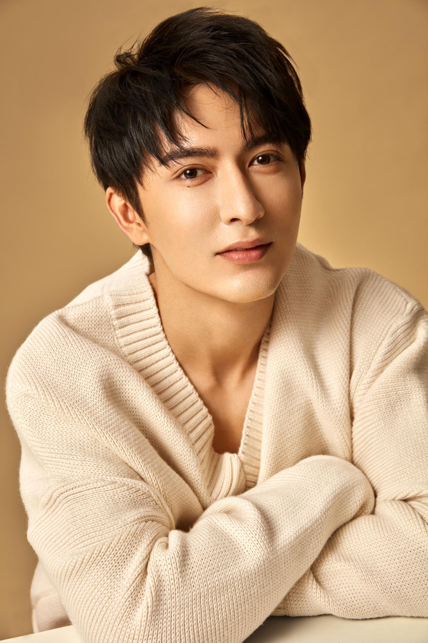 由米热主演的古装武侠甜宠剧《明月曾照江东寒》正在热播,米热饰演温